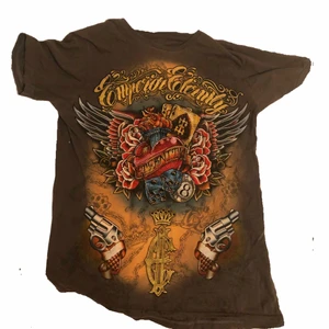 emperor elerndy t shirt  - Jättemånga snygga detaljer, fick inte plats med fler bilder i annonsen men skriv privat för bild på ! Lägger ut annonsen igen på grund av oseriösa bud (😾). 