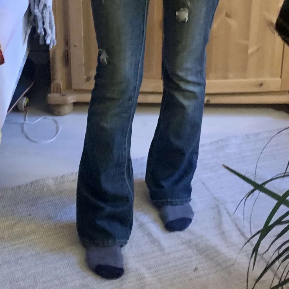 Refuge lågmidjade bootcut jeans, med fint broderi på backfickorna. Ca storlek 36, passar mig som brukar ha S. Jag är 170 å dem är lite långa på mig💕💕. Jeans & Byxor.
