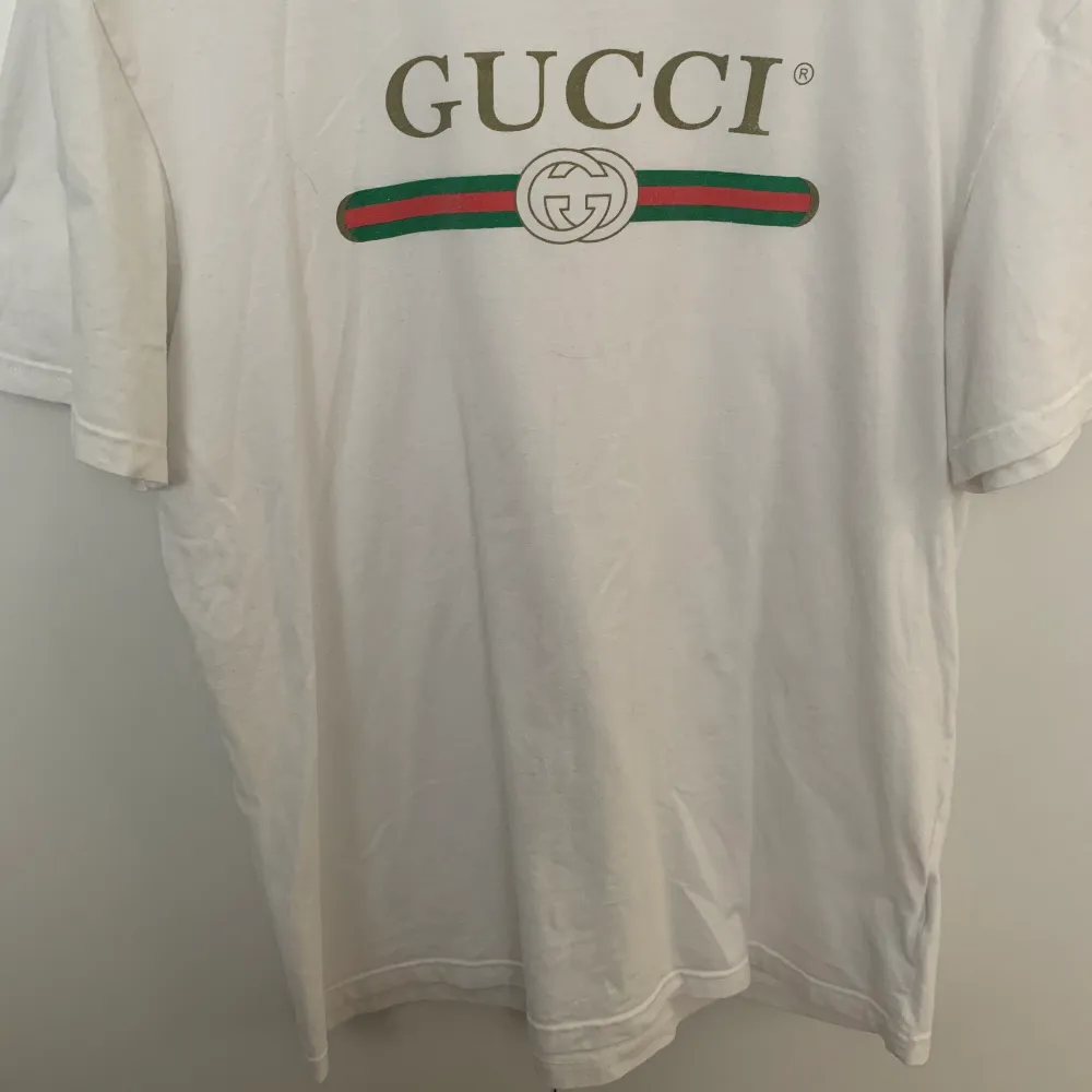 Säljer min Gucci t-shirt. Använd ett par gånger men i bästa skick.  Jag bjuder på frakt . T-shirts.