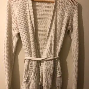 Cardigan/ kofta Hollister  - Säljer min vita fina hollister cardigan/ kofta som man kan knyta. Hör av er vid intresse😊