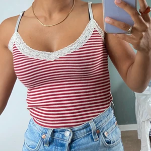 Gulligt randigt linne - Otroligt gulligt linne!!!! Randigt med spets kant & justerbara band😙😙😙😙💕