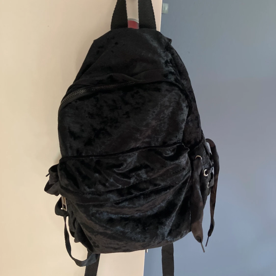 Liten svart ryggsäck i velvet