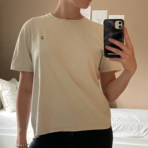 Cute t-shirt  - En gullig t-shirt med blommor på sidan. 