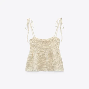 Zara topp - Jättefin zara topp i storlek S som inte kommit till användning så mycket som jag hade hoppats. Toppen är i gott skick. Har även de tillhörande shortsen som jag kan tänka mig sälja. Köp direkt för 250kr