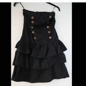 Strapless klänning  - Min föredetta absoluta favoritklänning! Är supersöt och sitter uppe bra. Ankare på knapparna!