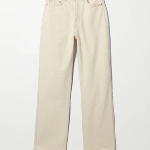 Weekday rowe jeans  - Säljer ett par högmidjade rowe jeans från weekday i färgen ecru och storleken 24/32. Innerbensmått:80cm. Säljs pga för små.                 Frakt - 66kr           ❗️Lånade bilder❗️