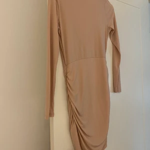 Klänning - Super snygg. Skicksr med gåva vid snabbköp