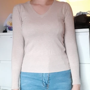 Beige tröja  - Beige tröja med fina ärmar och små detaljer vid bröstet. Knappt använd men är värd en ny ägare. 