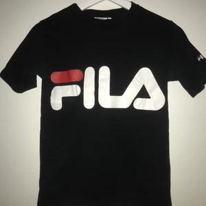 FILA t-shirt strl. XS - En svart FILA T-Shirt med stort tryck på bröstet, även ett litet tryck på ena ärmen. Storlek XS