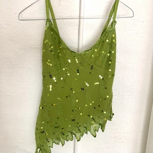 Linne - Grönt linne med paljetter och fina detaljer. Storlek xs men passar S, från ginatricot. Aldrig använd med prislapp kvar, från en gammal kollektion!🌹