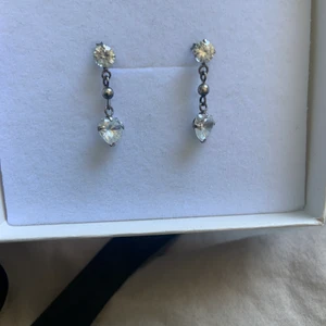 Örhängen  - Fina örhängen med ett litet hjärta i slutet av kedjan som inte är jätte lätt att ta bild på!💕 30kr + 12kr frakt = 42kr