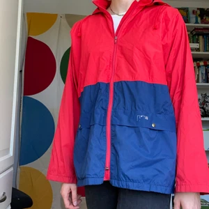 Regnjacka - Regnjacka från Helly Hansen. Säljer för 30kr. Frakt 66kr. Herrstorlek small.  