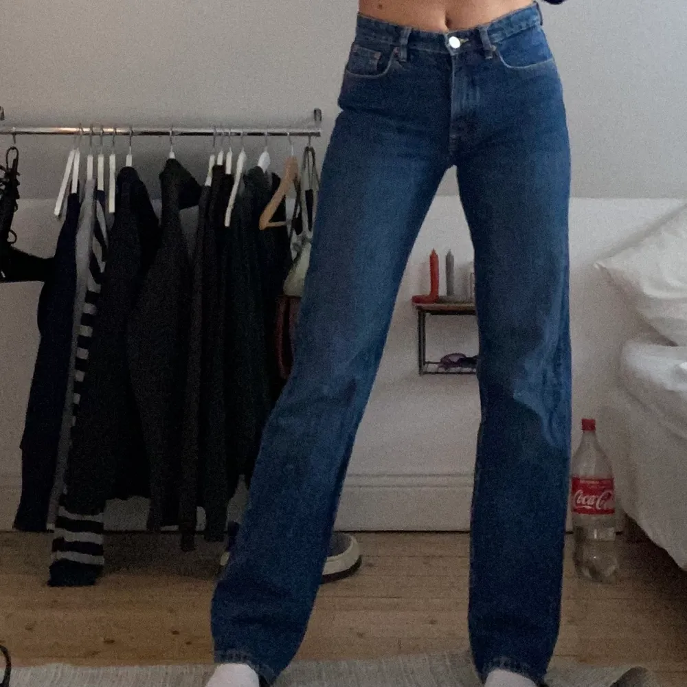Straight leg jeans från zara i strlk 38. Snålt använda. Skriv för fler bilder💕 straightleg midwaist, perfekt längd på mig som är 172cm. Finns ej att köpa längre! Sista bilden är hur de sitter på mig. Jeans & Byxor.