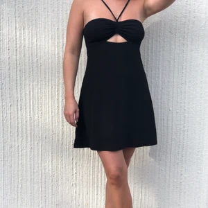 Svart minidress  - Svart miniklänning, använd 1 gång, supefint skick!!