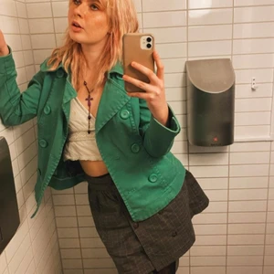 Grön jacka  - Säljer denna gröna jacka! Storlek: M 💕