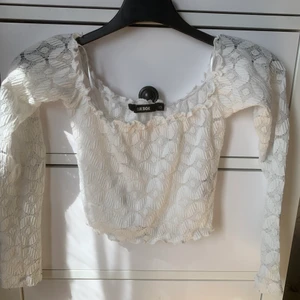 Topp från bikbok - Säljer en väldigt fin och gullig topp då den nu är för liten för mig. Frakt tillkommer.