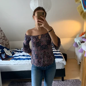 Topp, XS/S - Supersöt tröja från AMISU i jätte skönt silkigt material. Man kan ha med eller utan band (andra bilden). Ärmarna är vida. 