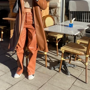 skinnbyxor - säljer dessa ”skinn”byxor från zara! 200kr exklusive frakt. stl 38! vid flera intresserade buda i kommentarerna💕