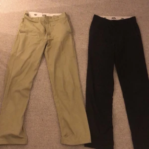Dickies 874 Original Fit, 30X34 (baggy) - Väldigt bra skick på båda två! Kan fraktas. 300kr styck eller 550 för båda två. Skriv för mer info.