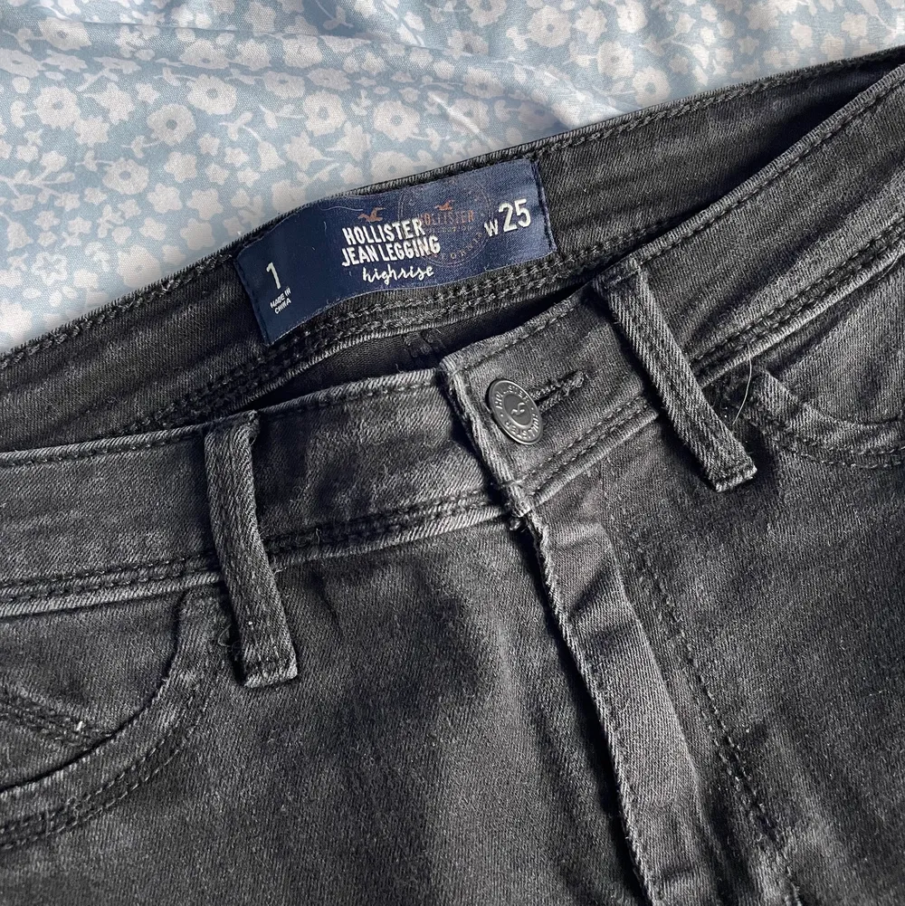 Svarta högmidjade Hollister jeans leggings med slitningar vid knäna, i storlek 25, i superfint skick.  . Jeans & Byxor.