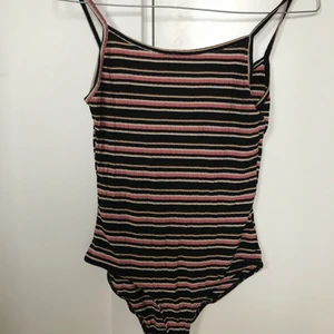 Randig bodysuit från Tally Weijl - Jag säljer en jätte söt bodysuit, lätt och mjuk material. Jag har kanske använd den en gång, då den är för liten för mig. Det står att den är size S men jag skulle snarare säga XS, då jag brukar ha S. 