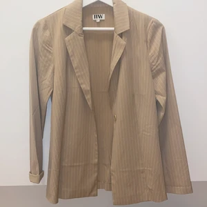 Beige blazer - Beige blazer med svaga vita ränder. Knapp framtill. Storlek 34. Köpt på Nelly