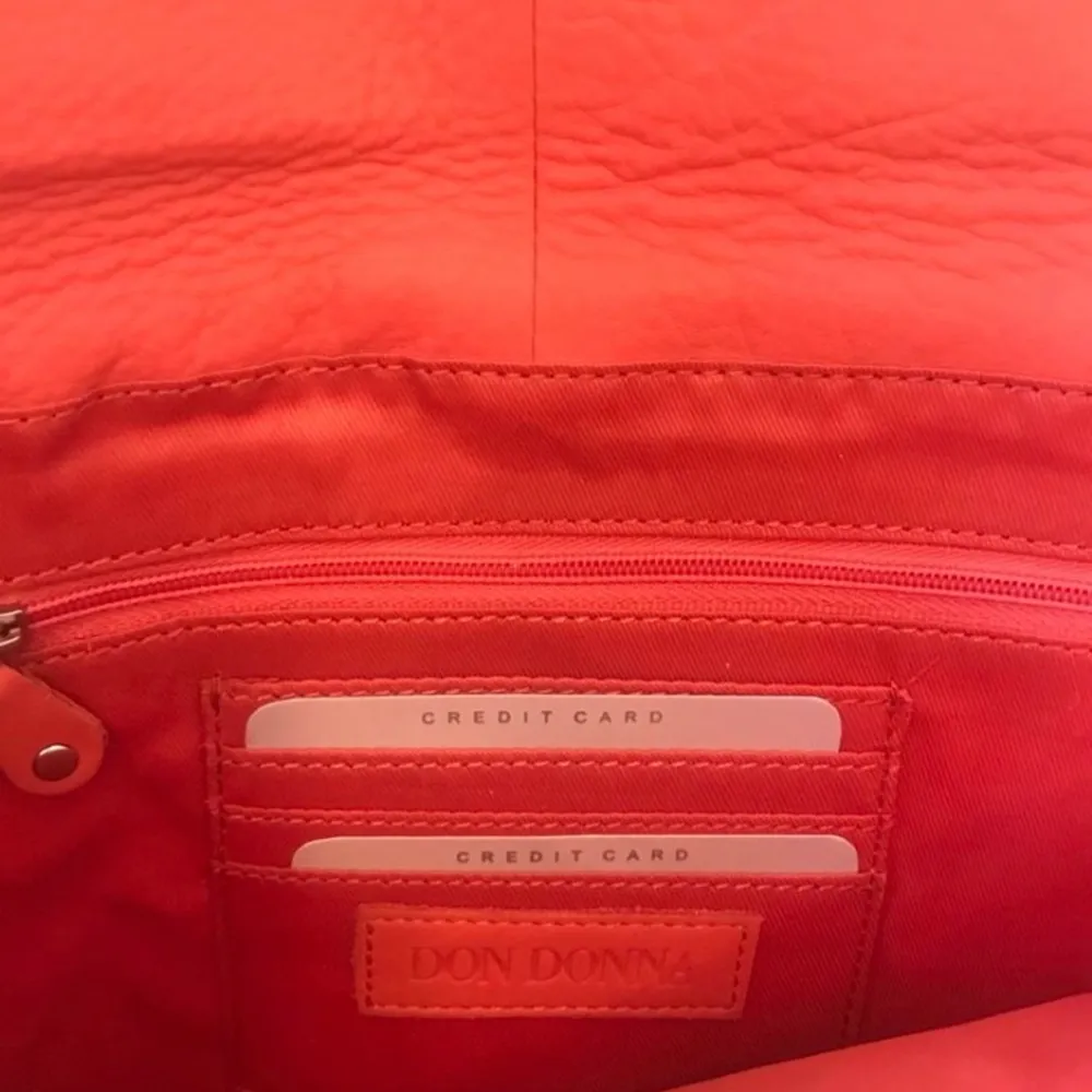 Helt ny! Chic och annorlunda brun/rosa kuvertväska som stängs med magnet.. Väskor.