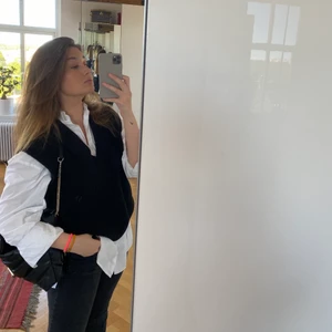 Stickad väst  - Galet snygg stickad väst från Gina Tricot. Passar att ha över skjorta / t - shirt eller bara som vanligt utan något under. 