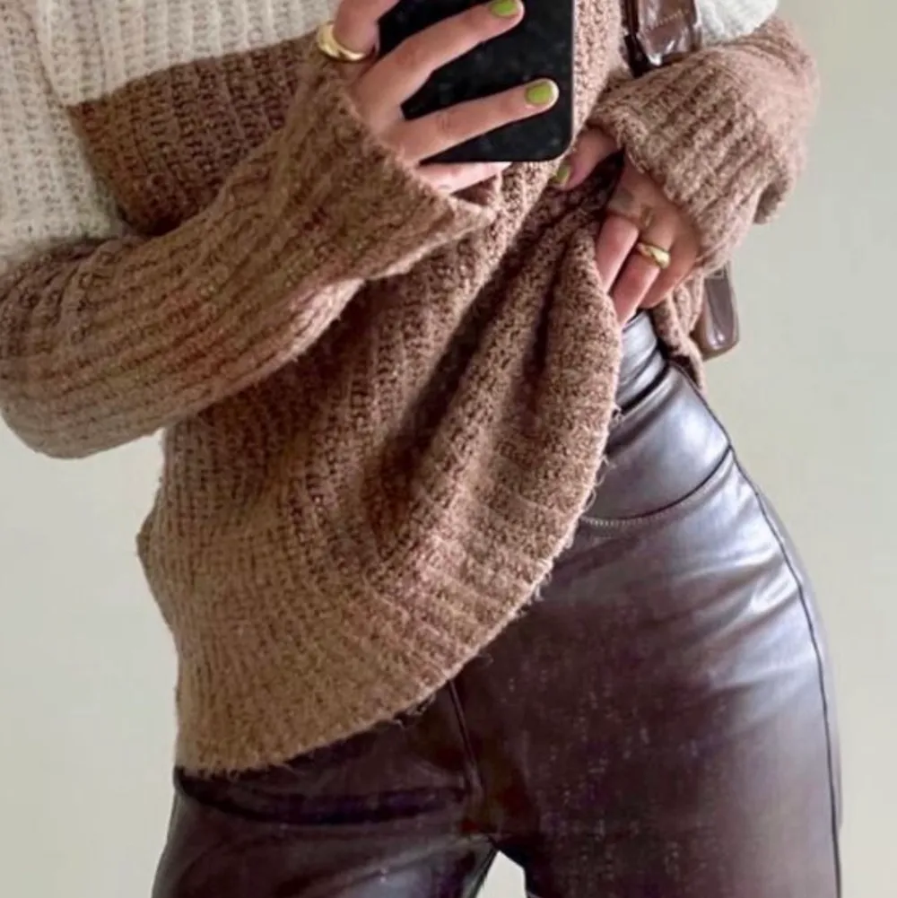 Skitsnygga bruna skinnbyxor från HM. Storlek 40, ganska små i midjan. Första bilden är inte min. . Jeans & Byxor.