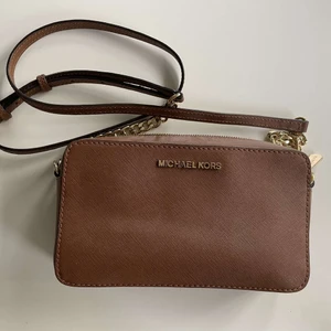 Äkta Michael kors väska  - Köpt i en affär i USA, nypris ca 2000kr. Knappt använd och mycket bra skick! Perfekt för alla tillfällen.