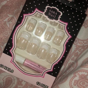 Lösnaglar med lim - Självklart helt oöppnade, lim medföljer, köpare står för fraktkostnad 