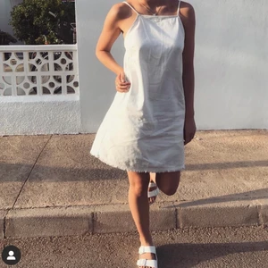 Weekday vit jeansklänning - en vit jeansklänning fr weekday. funkar både med o utan tröja o bh under. Den har en fin uringning i ryggen. en perfekt sommarklänning men oxå fin till byxor! 