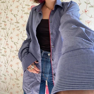 supersnygg randig skjorta - snygg och skön skjorta i perfekt kvalitet ! en riktig klassiker som går med så mycket i garderoben ! lätt att slänga på för att höja en outfit. jag är 170 lång 💞