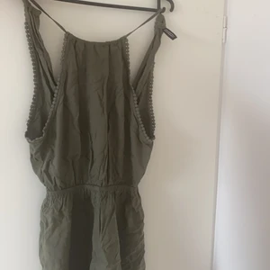 Jumpsuit från hm - Militärgrön jumpsuit från H&M! Super bekväm! Lite skrynklig på bilderna hehe, har öppning i ryggen ❤️