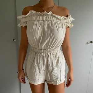 BEIGE PLAYSUIT - En super söt och somrig beige playsuit ! 