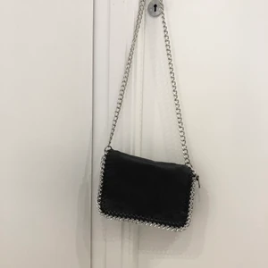 Tiamo väska - Snygg tiamo väska i den medelstora varianten från scorett. Säljer den ifall jag får ett bra bud. Säljer den stora varianten också☺️