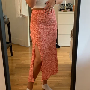 Blommig kjol med slits - Super skön å gullig blommig kjol från H&M i storlek 32🤩 Dragkejda på ena sidan och en jätte fin slits! Säljer då den ej kommer till användning! 90kr + 20kr frakt!! Först till kvar gäller inga bud💕💕 kolla gärna in min profil då jag säljer massvis med billiga kläder nu då jag vill bli av med allt 💞