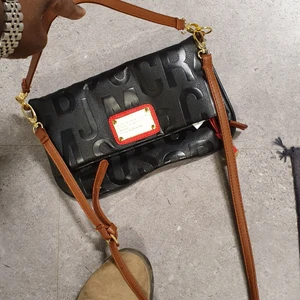 Åkta Mark Jacobs cross och hand väsk - Säljer min vintage åkta Marc Jacobs cross och handväska. Som är I mycket bra skick och användade några. Köpte den I 2018 och tappat alla åkta bevis. Väskan matcherar med allt och passar till allt. Finns fler bilder och bud I kommenterna 