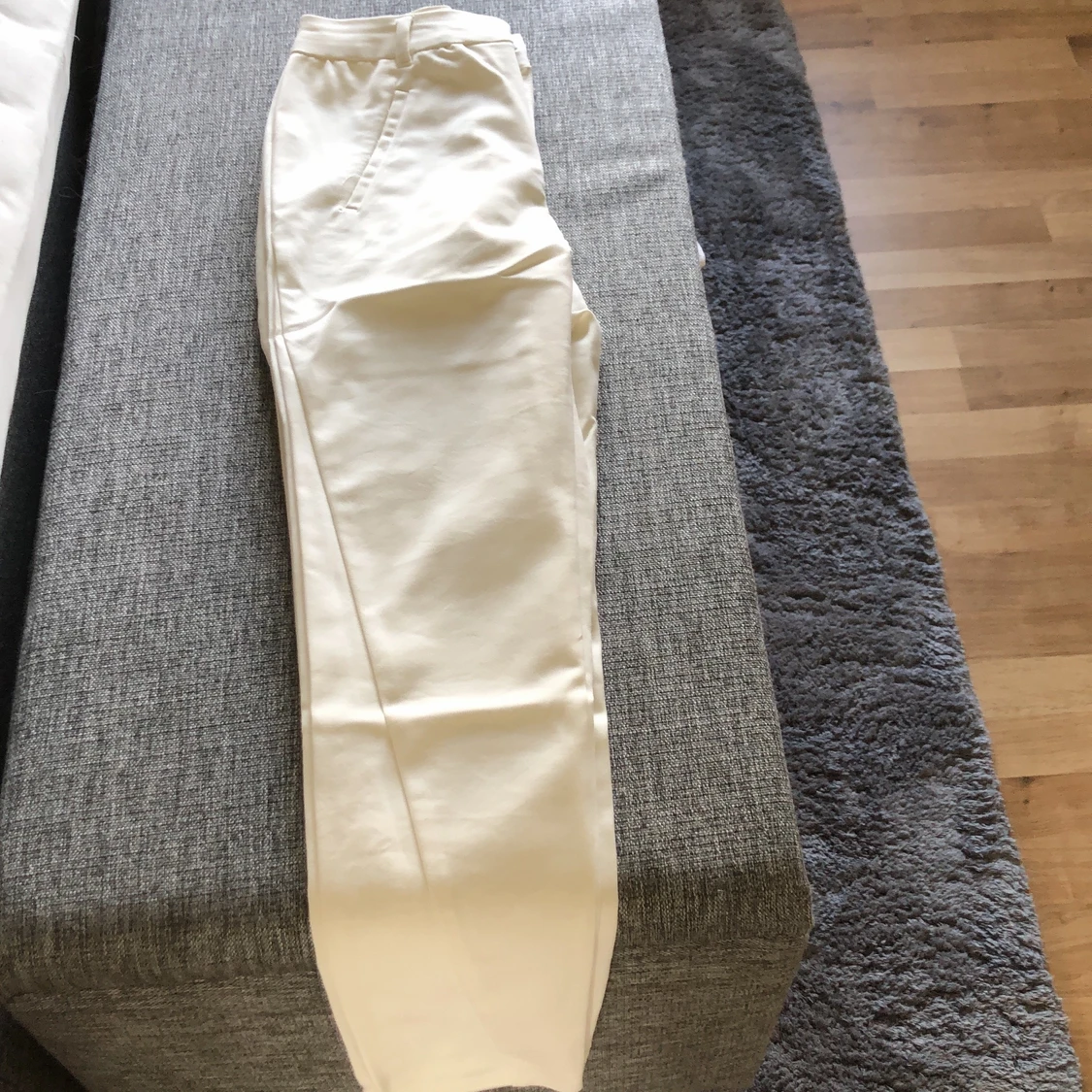 Crémevita kostymbyxor från Vero Moda.