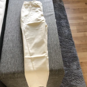 Crémevita kostymbyxor från Vero Moda. - Crémevita kostymbyxor från Vero Moda i storlek S längd 32. Använda 1 gång. Katt finns i hemmet.