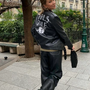 skinbyxor - säljer mina absolut favobyxor från zara! i stl S! har ett litet hål i sömmen som är på inre sida av smalbenet/knät! går att sy ihop enkelt! 180kr exklusive frakt! vid flera intresserade buda i kommentarerna 🖤