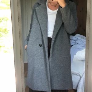 Grå höst-kappa - Mysig grå kappa/rock - perfekt till både höst och vinter! (Riktigt värmande) I stort sett nyskick ⚡️ Storlek S men ganska over size så passar fint för M.