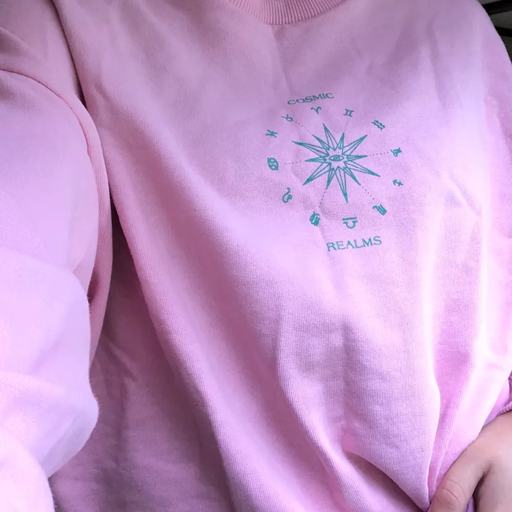 Rosa sweatshirt med turkost tryck bak och fram ✨ oanvänd. Tröjor & Koftor.