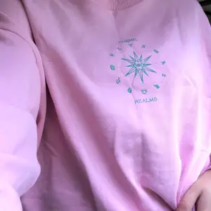 Rosa sweatshirt med turkost tryck bak och fram ✨ oanvänd