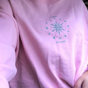 sweatshirt - Rosa sweatshirt med turkost tryck bak och fram ✨ oanvänd