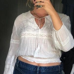Vit fräsch topp - Knappt använd (skamligt dock: skitsnygg till typ allt). Hippie/70-talsstil 🔥 Säljes pga lite liten för mig.