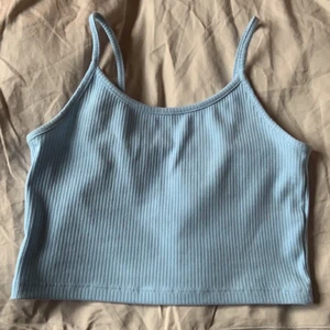 Zara - Jag säljer mitt blåsa linne som jag tror är från zara. I en superfin blå färg och ribbad. Tröjan är knappt använd och i mycket bra skick. Inga defekter alls! Köparen står för frakten 💕💕