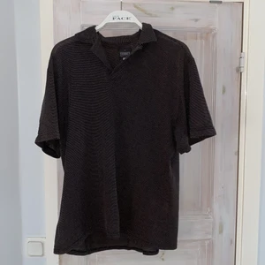 skjort t-shirt i storlek M/L - Jätte fin skjort t-shirt i storlek M/L