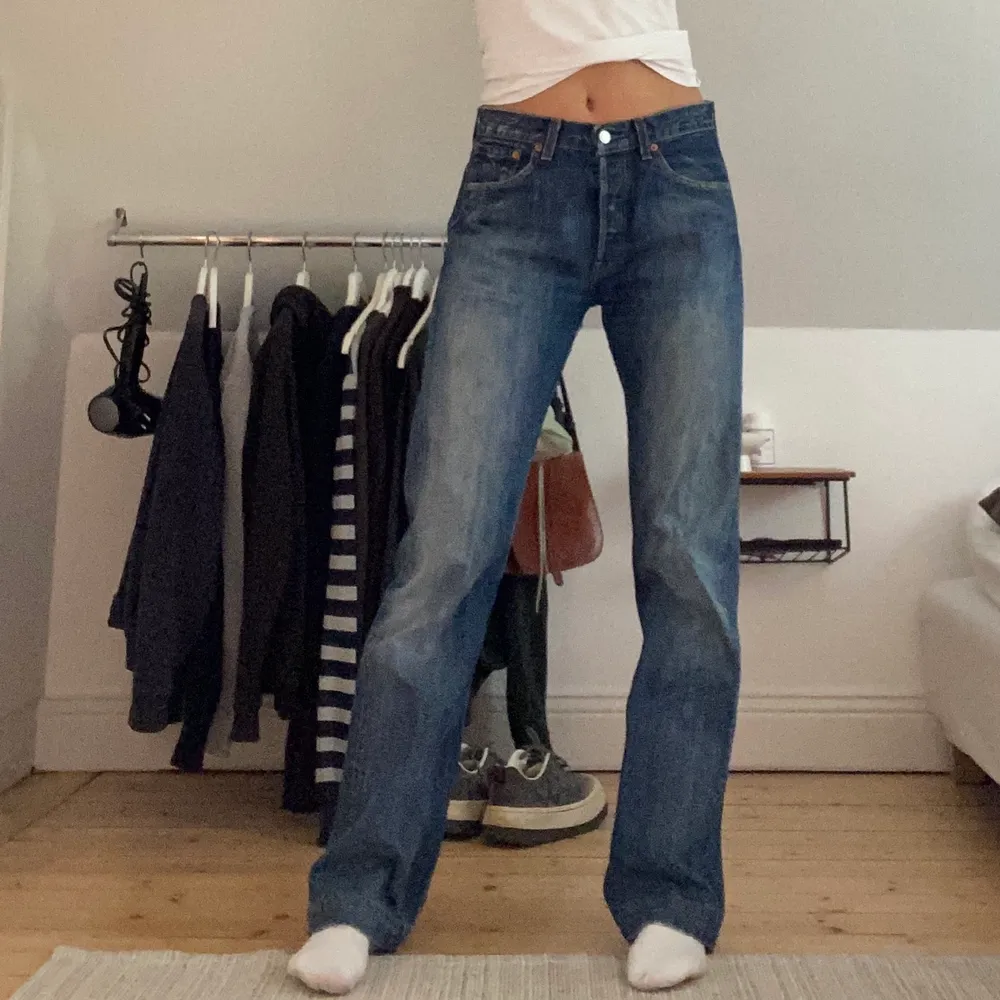 Supersnygga midwaist straightleg Levis jeans. Innerbenslängd är 85cm och midjemått är 83cm💕 jag är 172 cm lång och de har perfekt längd för mig. jeansen är uppsydda ca 5cm så går att få de ännu längre! 💕. Jeans & Byxor.