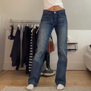 Supersnygga midwaist straightleg Levis jeans. Innerbenslängd är 85cm och midjemått är 83cm💕 jag är 172 cm lång och de har perfekt längd för mig. jeansen är uppsydda ca 5cm så går att få de ännu längre! 💕